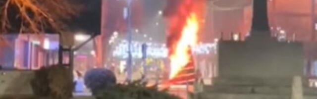 Vatra "progutala" novogodišnju jelku u Ćupriji (VIDEO)