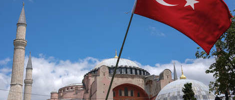 Turski parlament oštro osuđuje antiislamske izjave Macrona