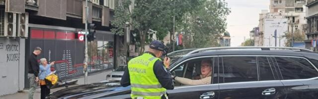 Bivši košarkaš uslikan na SNS skupu protiv blokada (VIDEO)