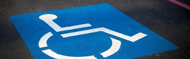 VIDEO: Oko njegovog propisno parkiranog automobila iscrtali mesto za osobe sa invaliditetom, pa kažnjen