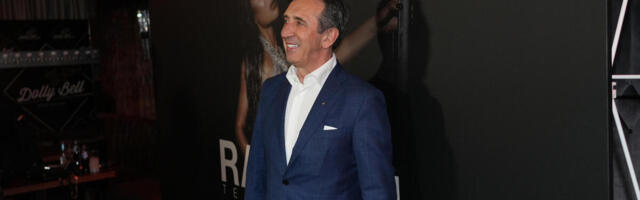 ŽIKA JAKŠIĆ GLAVNA TEMA! Pojavio se na promociji kod zgodne dame, pa ispozirao - ČOVEK NIKAD NIJE BOLJE IZGLEDAO!