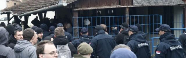 BLOKADERI HOĆE DA LINČUJU LJUDE, POLICIJA IH JEDVA OBUZDAVA! Masa podivljala: U Kuli vlada OPSADNO STANJE! (FOTO, VIDEO)