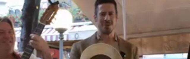 Pogledajte samo snimak! Nikola Rokvić stavio šešir, pa svima ulepšao dan - Orila se Skadarlija (VIDEO)