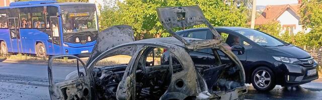 JEZIVA SLIKA NA IBARSKOJ MAGISTRALI! Automobil se zapalio posle udesa kod Meljaka: Ima povređenih, OD VOZILA OSTALA SAMO LJUŠTURA! (FOTO/VIDEO)