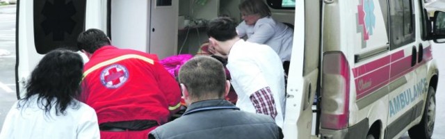 PALA KRV NA VOŽDOVCU! Muškarac uboden nožem u butinu, policiji ne želi da kaže KO GA JE NAPAO?