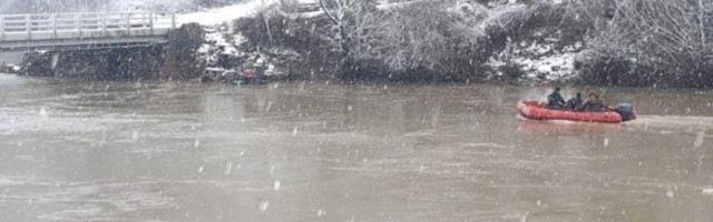 PUNIM GASOM U NABUJALI LIM: Automobil lociran na 20 metara dubine, ali je potraga za vozačem obustavljena MUTNA VODA OMETA RONIOCE/FOTO/