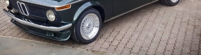 Klasični BMW 1602 primećen na punjaču u Velikoj Britaniji