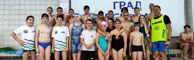 Škole “Svetozar Marković” i Gimnazija iz Leskovca pobedile na takmičenju u plivanju