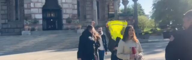 Blokaderi ne miruju ni na Vaskrs: Provocirali ekipu Informera ispred crkve Svetog Marka (VIDEO)