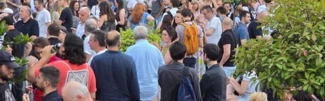 Protest ispred Pravnog fakulteta: Prisustvuje i rektor Đokić, advokati nude besplatnu pomoć