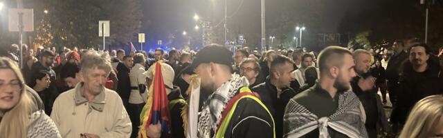 Na trgu Svetog Save građani Kraljeva dočekali drugu grupu studenata i mladih iz Novog Pazara (VIDEO)