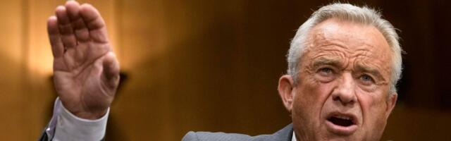 Ovako Trampovi ministri rade zgibove na aerodromu: Džon F. Kenedi Mlađi duplo jači o kolege