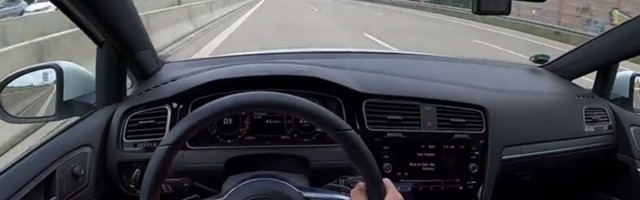 Golf opusteno 240 na sat i.. uleti mu auto u traku (VIDEO)