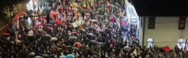 Protest u Valjevu: Pogledajte koliko je ljudi na ulicama (VIDEO)