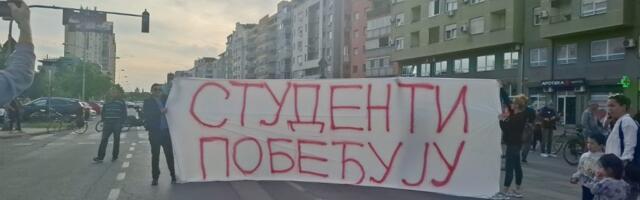 Studenti okačili transparent na most u Novom Sadu, došla policija