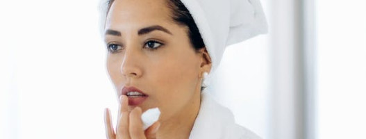 Šta uzrokuje ispucale usne i kako ih negovati?