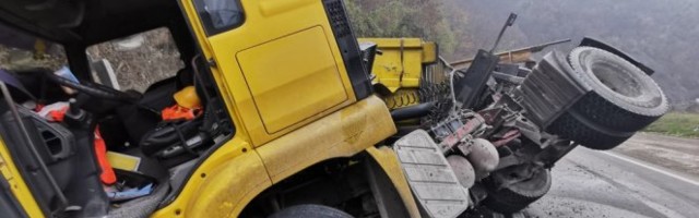 TRAGEDIJA U ŠLJUNKARI: Teško natovaren kamion prevrnuo se tokom istovara, VOZAČ OSTAO NA MESTU MRTAV