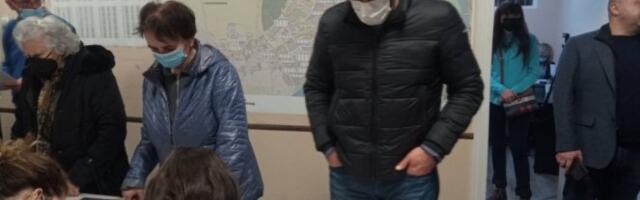 I BRNABIĆ I ŠAPIĆ POŽURILI DA DAJU SVOJ POTPIS ZA SNS! (Video/Foto)