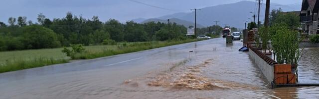 Poplave u Kosjeriću:  Bujica na putevima  nosi sve pred sobom