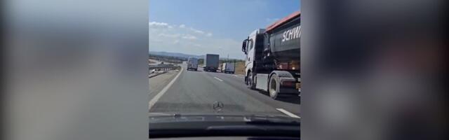 Izuzetna bahatost na auto-putu Miloš Veliki: Kombi i pikap vozilo se trkaju, jedan od vozača pretiče sa desne strane zaustavnom trakom