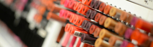 Jedna nijansa karmina briše godine: Evo zašto ćete izgledati 10 godina mlađe