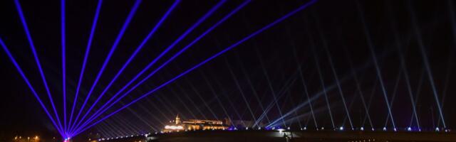 Novosađani se okreću i zastaju da ga vide! Stigao je pravo na vreme, seo je u kočije: On je oduševio narod