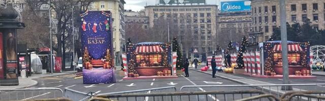 Novogodišnje kućice uklonjene ispred Skupštine: Saobraćaj još uvek ne funkcioniše