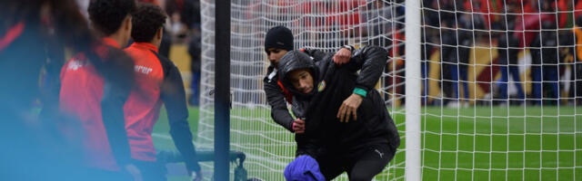 Skandal nad skandalima: Golmana Senegala napali, vukli ga po terenu, on se kao lav borio za peškir