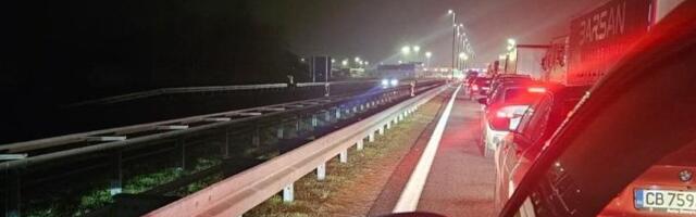 Vozila stoje u mestu: Čeka se do četiri sata