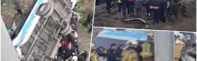 (UZNEMIRUJUĆI VIDEO) AUTOBUS S PUTNICIMA SE ZAKUCAO U NADVOŽNJAK! Ima MRTVIH, povređeno 13 ljudi! Stižu ZASTRAŠUJUĆI snimci sa mesta TRAGEDIJE! (FOTO)