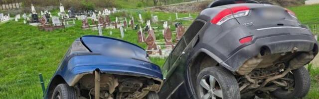 SILOVIT SUDAR NA PUTU BIJELO POLJE! Od siline udara oba vozila sletela u kanal, vatrogasci izvlačili povređenog! (FOTO)