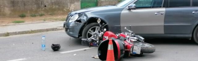 Sudar motora i automobila: Karambol u Vojvode Stepe - delovi rasuti po putu (FOTO)