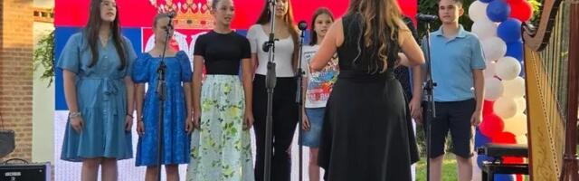 PONOS grada Kragujevca: Diploma i put na letnji kamp na Kopaoniku za 229 osnovaca i srednjškolaca (FOTO)