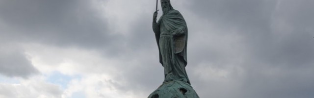 OSKRNAVLJEN VELELEPNI SPOMENIK STEFANU NEMANJI?! Očevici tvrde da je otkinut deo krsta!