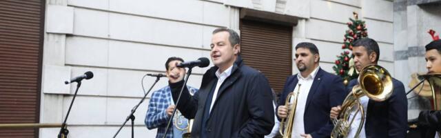 Ivica Dačić izviždan u ulici Otvorenog srca u Beogradu