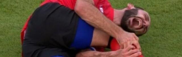 KOSTI PUCALE, STADION ZANEMEO! Stravična scena nasred terena! HRVAT VRIŠTAO OD BOLOVA! (VIDEO)
