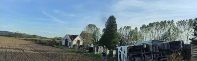 Kamion uleteo u groblje! Za nepun sat vremena nadomak Šapca dva šlepera sletela s puta