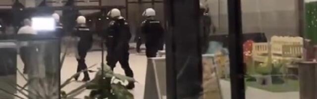 Policajci pokušali da izađu iz zgrade RTV, studenti ih sprečili (VIDEO)