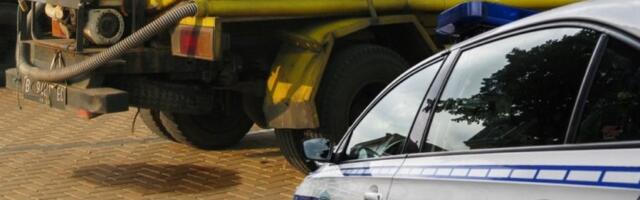 TOKSIČNA SUPSTANCA CURELA IZ CISTERNE U LAZAREVCU! Muškarac imao zalihe i držao ih na ulici!