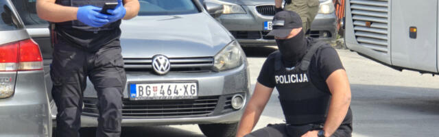 KRAO TELEFONE, NOSIO I NOŽ Policija u Nišu uhapsila muškarca u tržnom centru