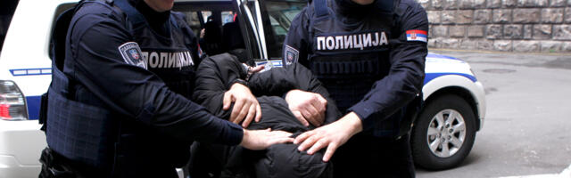 POLICIJA UHAPSILA NASILNIKA KOJI JE NOŽEM NAPAO BIVŠU DEVOJKU I OTEO JOJ DETE IZ NARUČJA Povređena žena zbrinuta u bolnici
