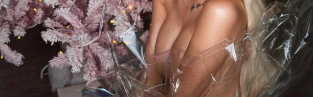 (FOTO) Potpuno naga umotana u celofan: Vrela plavuša zapalila mreže golim kadrovima, ovo je samo za odrasle