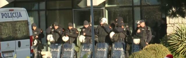 Tenzije kod aerodroma: Policija pod šlemovima ne da Zećanima da priđu premijeru Spajiću