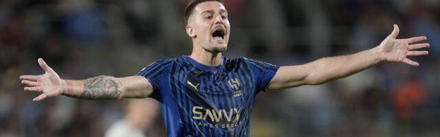 SMS kao Vidić i Kuzmanović: "Polomio" stativu, pa napravio veliku glupost rukom! /VIDEO/