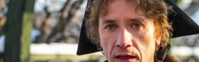 Tukao profesora, sam porodio suprugu: Sve o glumcu koji igra Petra III u "Katarini velikoj"