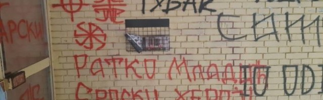 Nacistički simboli i grafiti mržnje na ulazu Dinka Gruhonjića: "Poruka anonimnoj bagri - ne planiram da prestanem da živim"