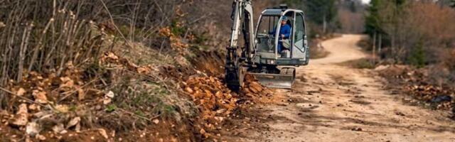 Mještani Crniša sami skupljaju novac za asfalt dok lokalna vlast u Tutinu godinama okreće glavu