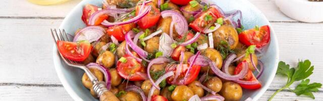 Pobednička salata za 1. maj: Savršeno ide uz roštilj, a niko je neće očekivati, lepša od mesa, odmah će nestati!