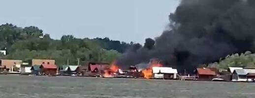 GORE SPLAVOVI NA ADI CIGANLIJI: Na terenu veliki broj vatrogasaca-spasilaca, crni dim prekrio nebo iznad Save (VIDEO)