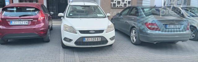 Leskovačka Komunalna milicija ne odgovara da li su nekom pisali kaznu a ispred Prekršajnog suda službeni automobil parkiraju na taktilnoj stazi